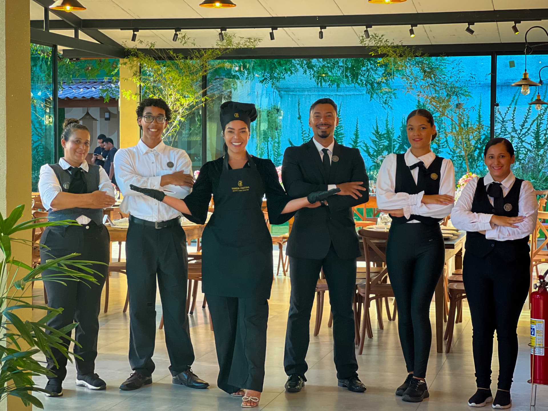 Bandeja de canapés finalizados servidos aos convidados