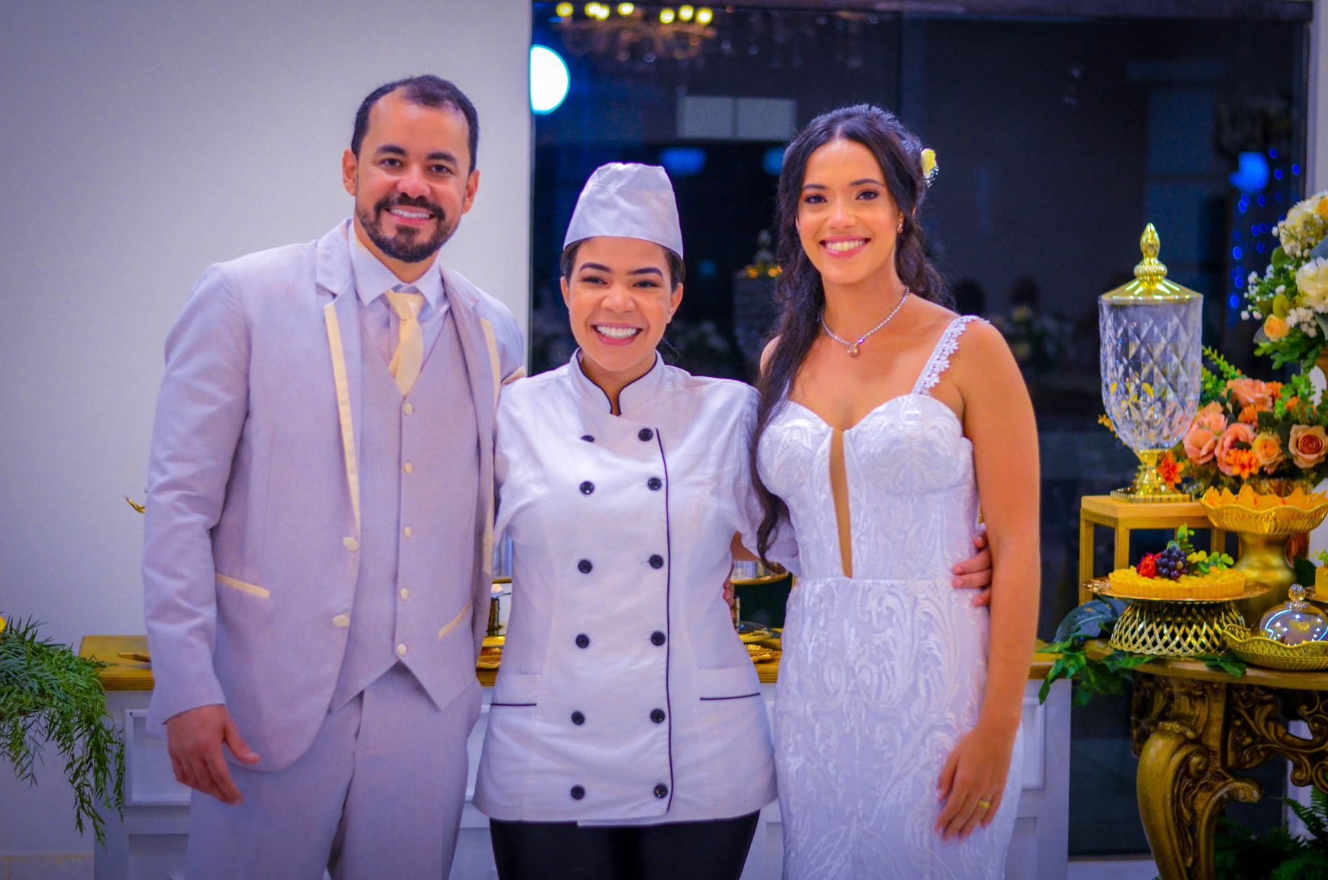 Chef Tereza Cristina com os noivos em casamento